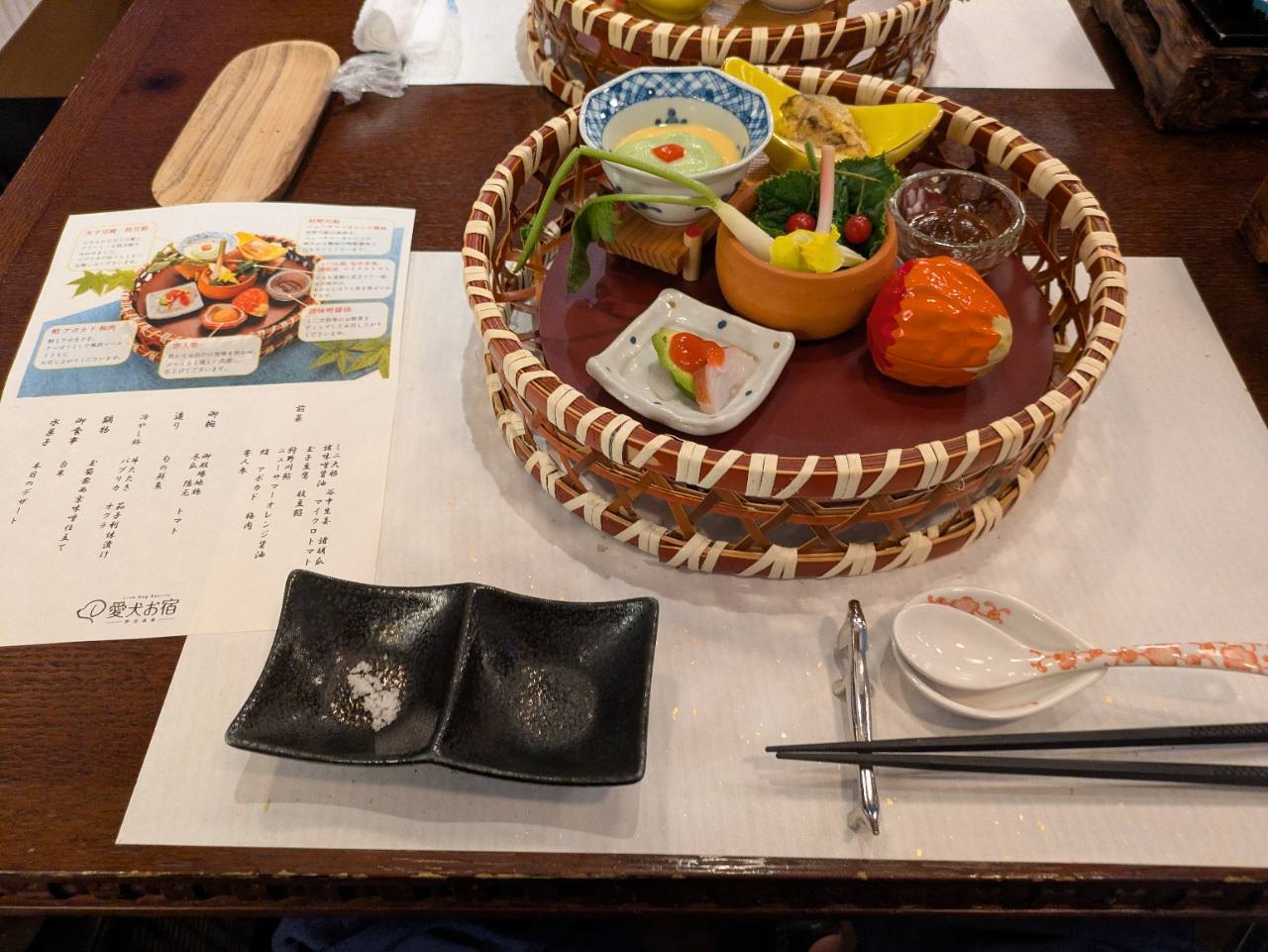 愛犬お宿 伊豆高原の夕食に並んだお造りと前菜の創作会席
