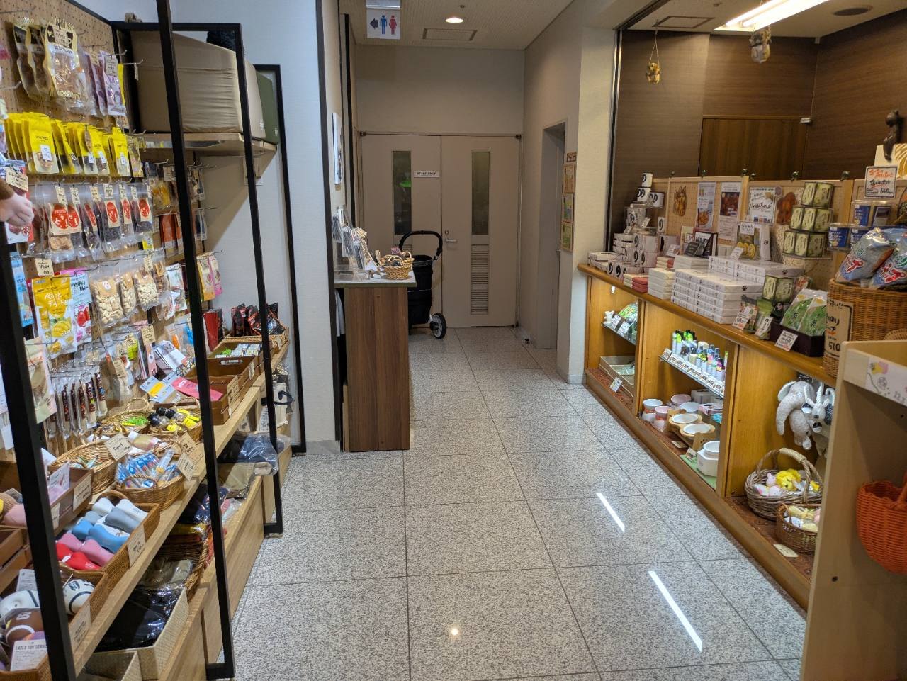 愛犬お宿 伊豆高原の犬用グッズとおやつが並ぶ売店