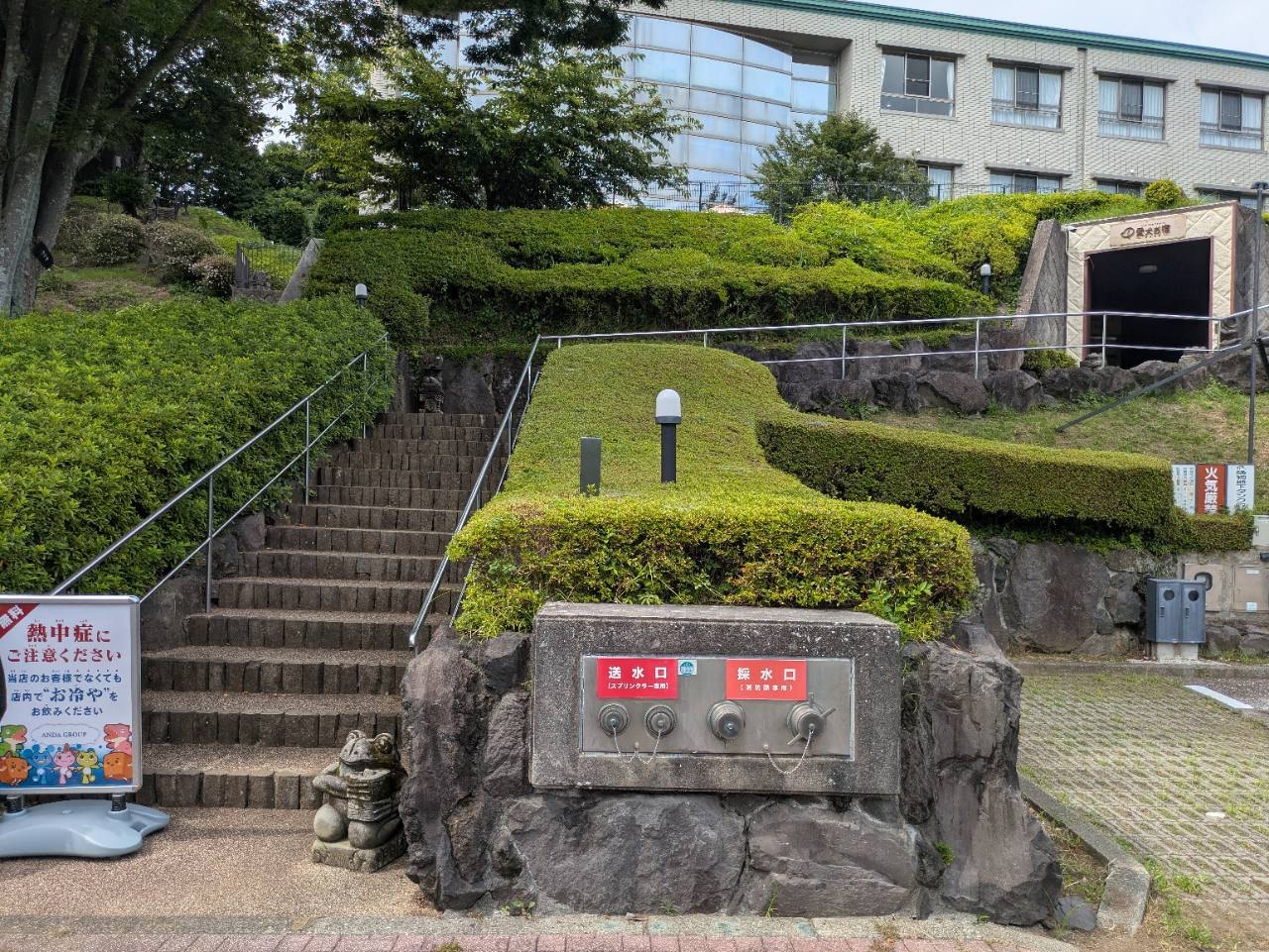 愛犬お宿 伊豆高原の駐車場側から見た外観と入口への階段