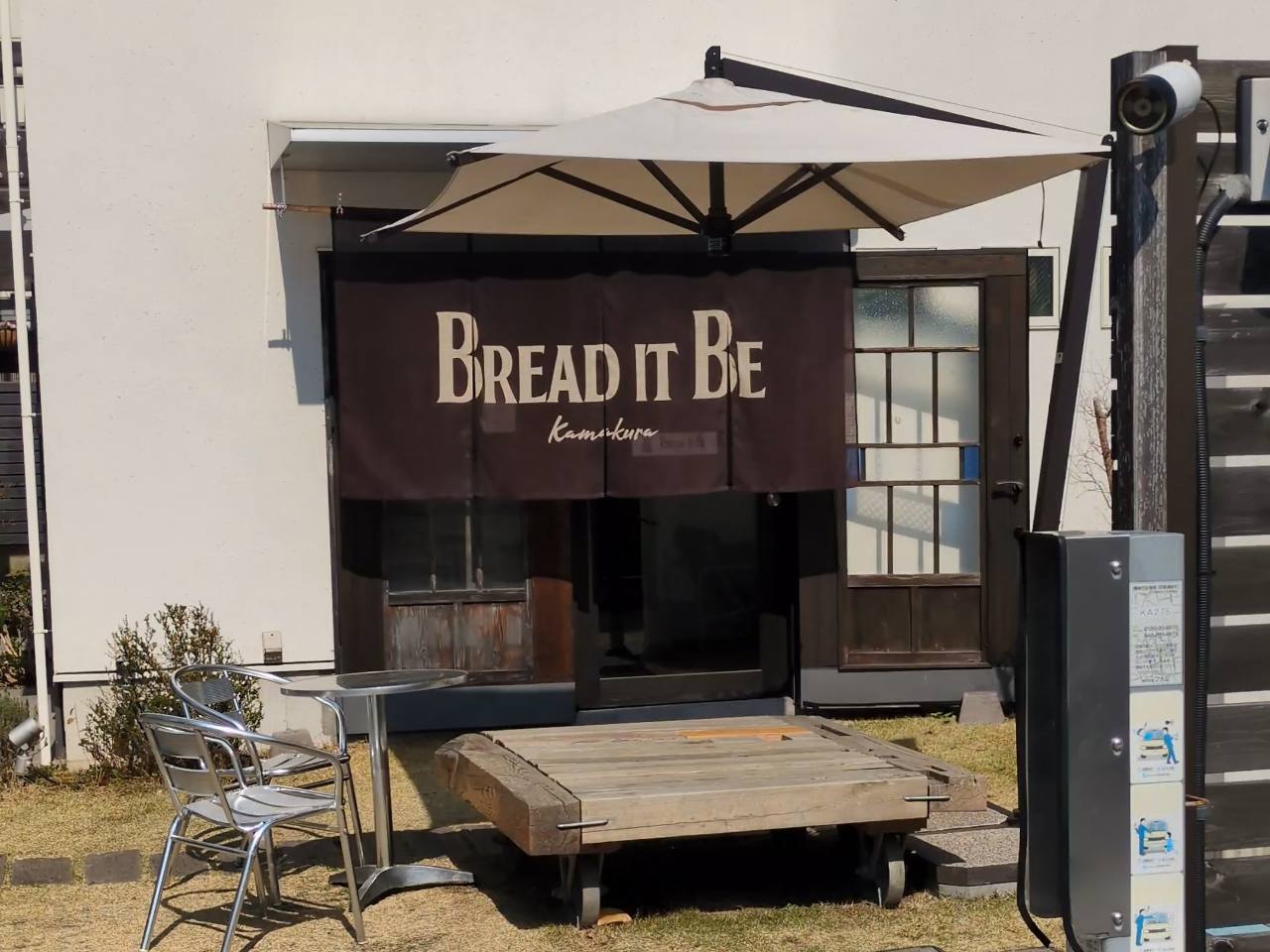 BREAD IT BEのテラス席全景
