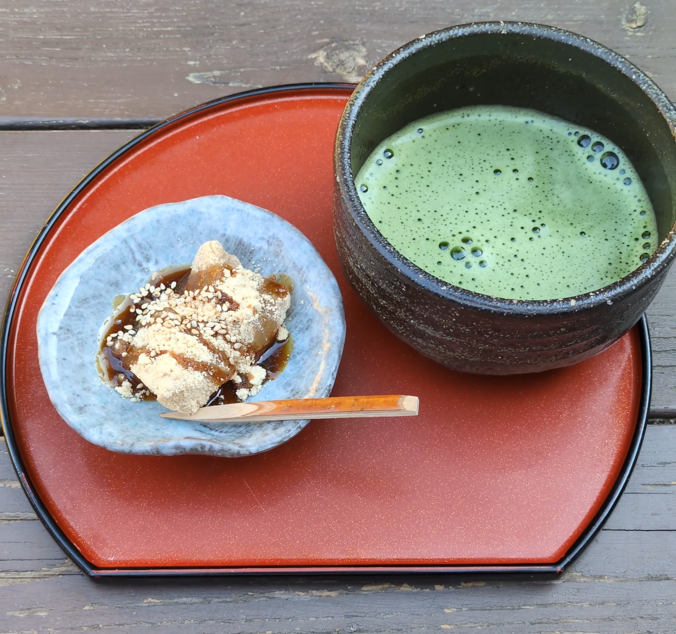 島の茶屋あぶらやのわらびもちと点てたてのお抹茶