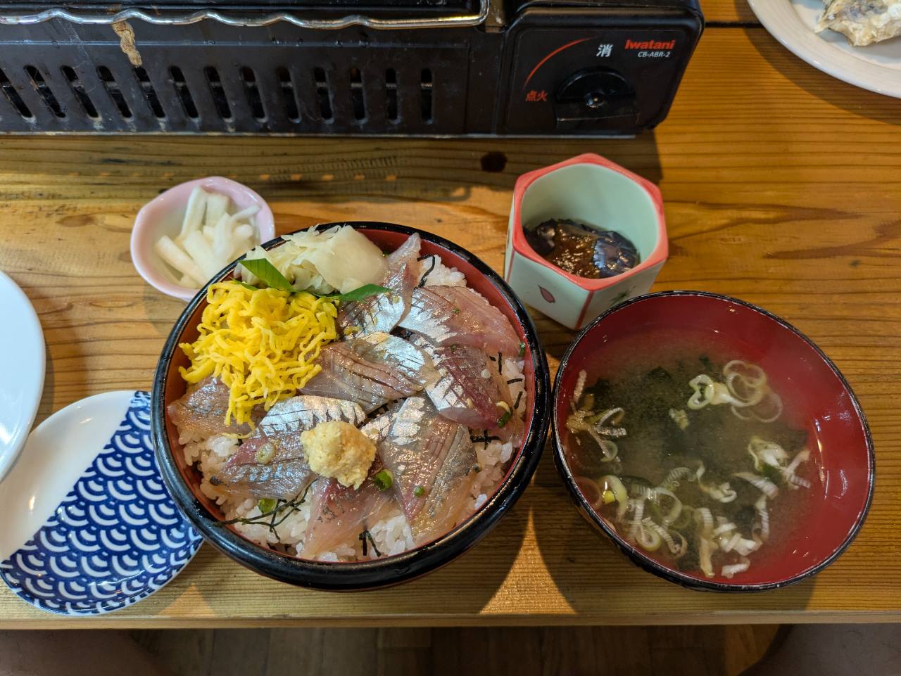 浜茶屋 網元で注文したアジの漬け丼と味噌汁、小鉢、漬物