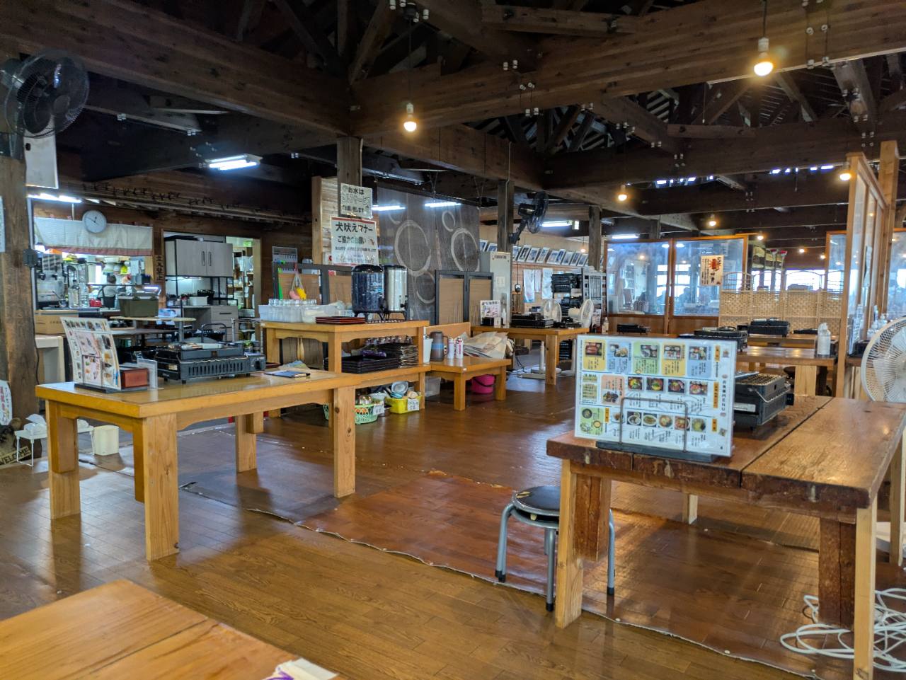 木の梁やテーブルが並ぶ浜茶屋 網元の店内