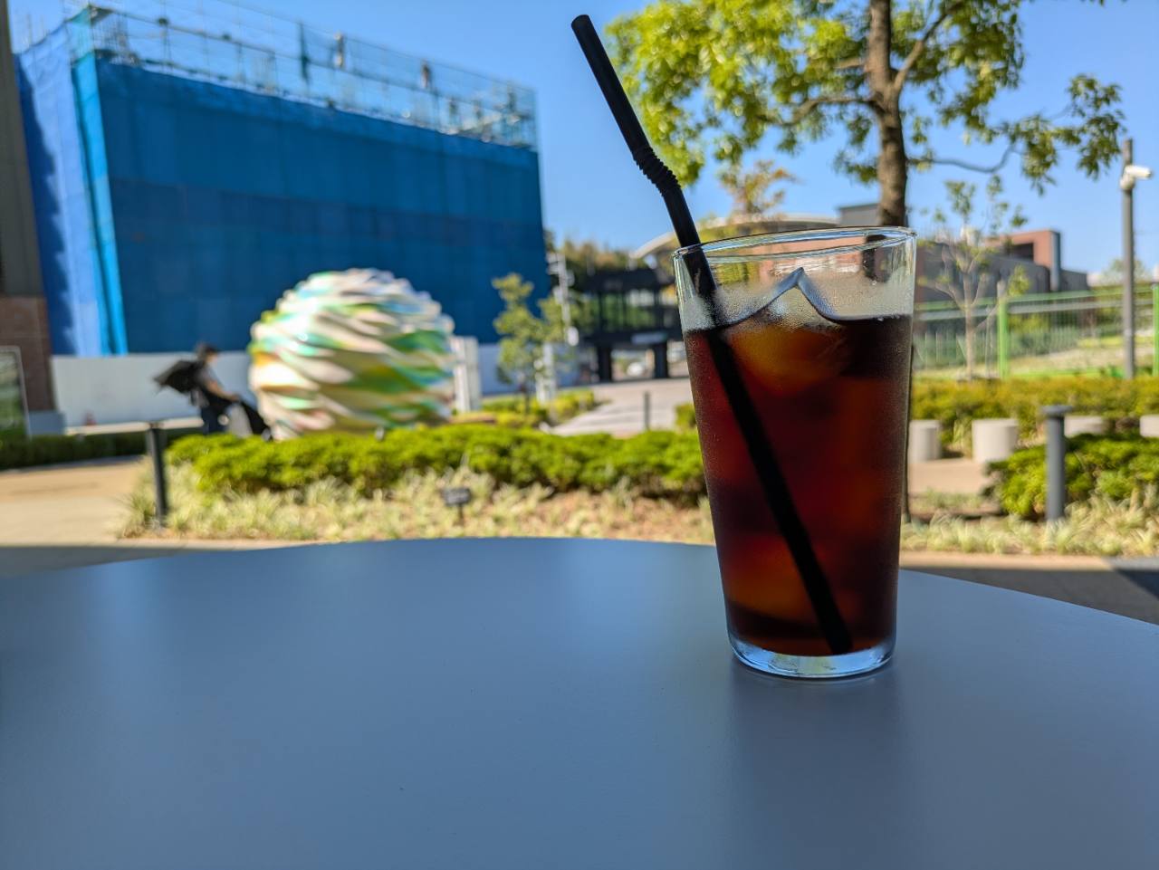 テラス席で楽しむアイスコーヒー