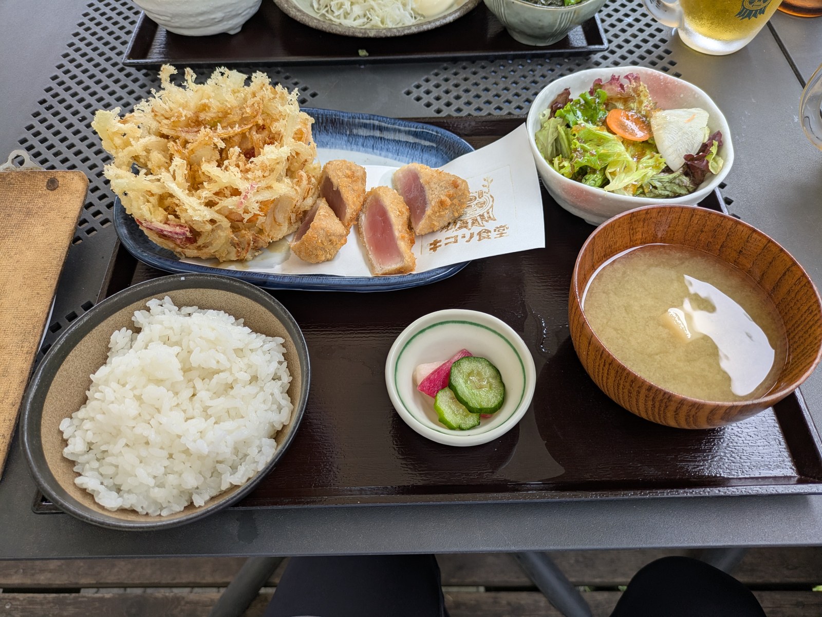 三崎マグロのレアカツと三浦・鎌倉野菜のかき揚げ定食