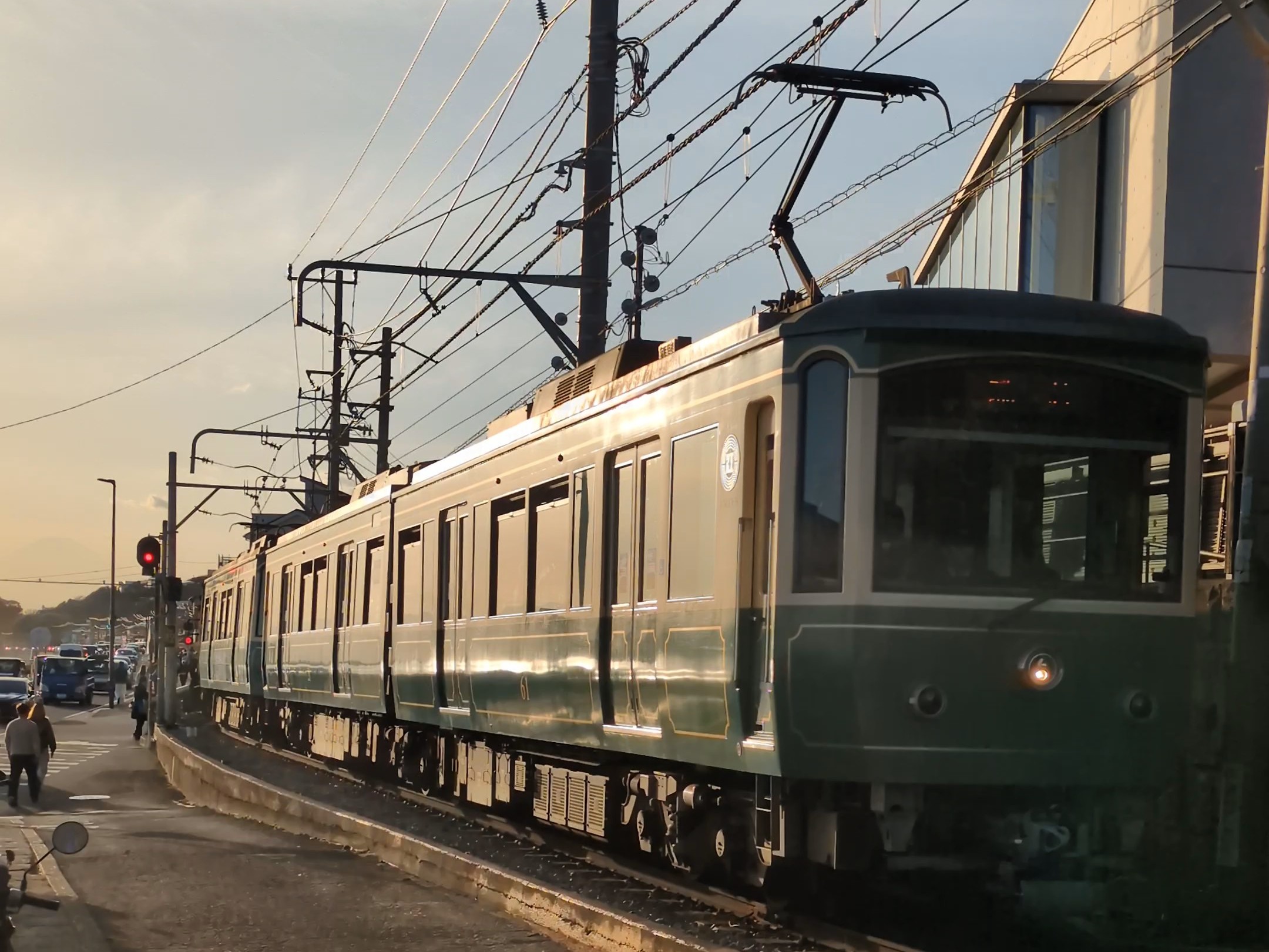 七里ヶ浜へ向かう江ノ電