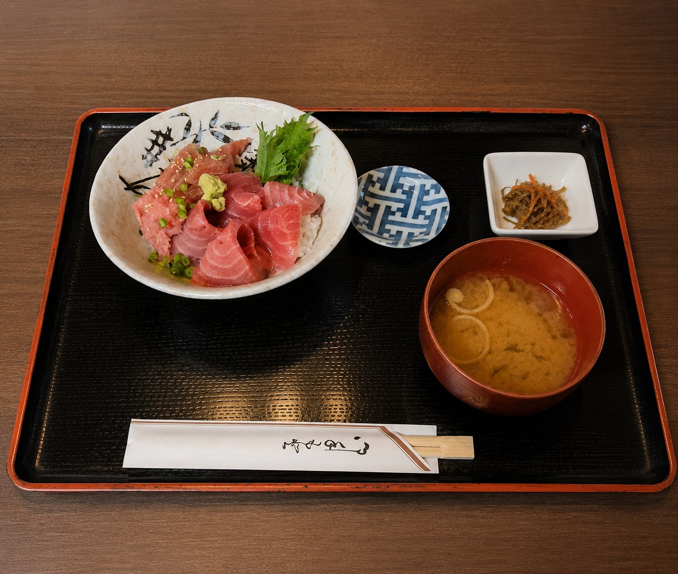 有魚亭の三色丼・みそ汁・小鉢セット